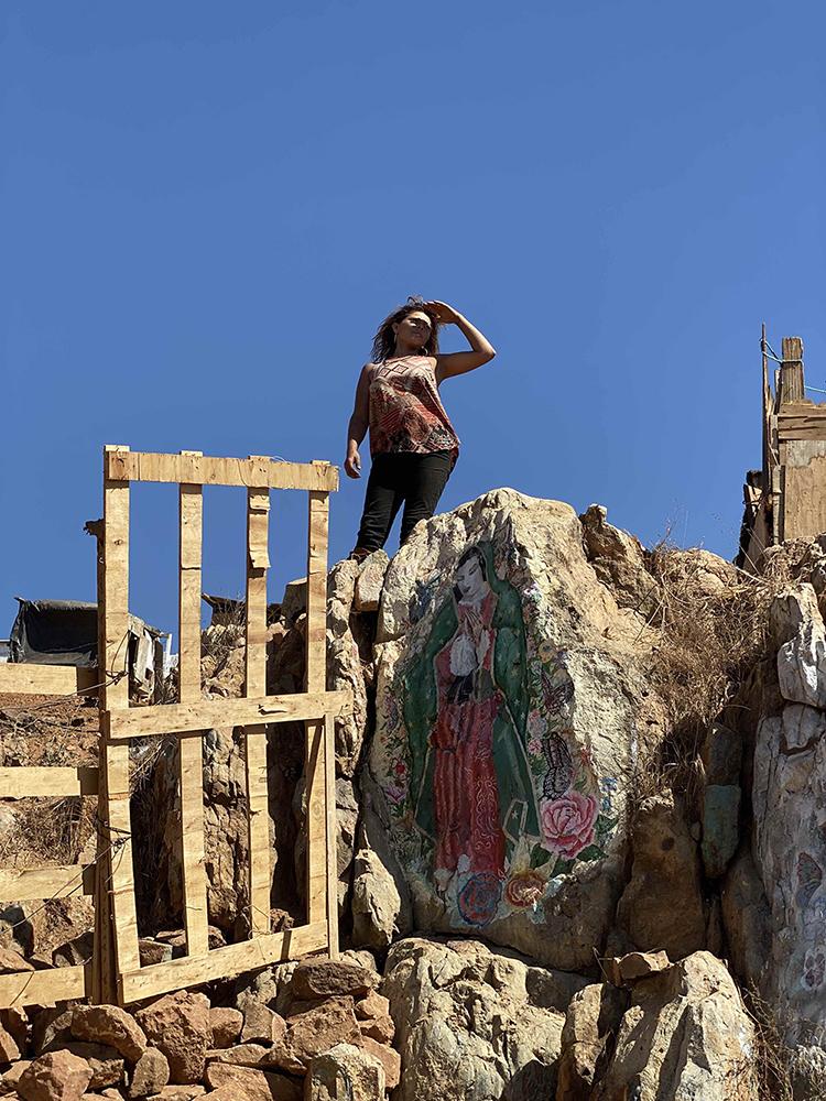 $!La mujer sobre el cerro.