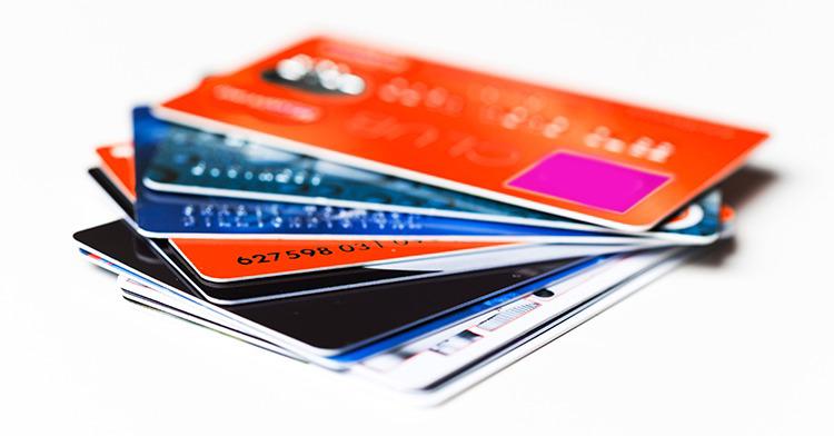 Con la iniciativa, las entidades financieras estarán obligadas a reembolsar los cargos indebidos derivados de dichas tarjetas de crédito o débito, en un plazo de 5 días hábiles a partir del reporte.