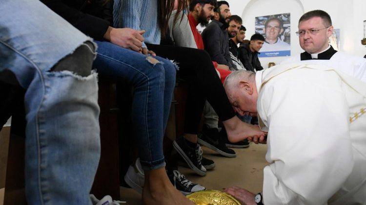 El Papa Francisco lava los pies de doce reclusos, entre ellos un senegalés, dos chicas sinti (población gitana), un rumano y tres italianos.