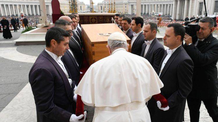 El Papa Francisco bendice el féretro con los restos del Papa emérito, Benedicto XVI.