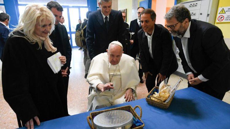 $!La directora del centro penitenciario entrega un don al Pontífice.