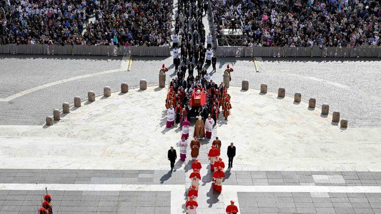 $!El féretro del Papa Francisco ya se encuentra en la Basílica vaticana