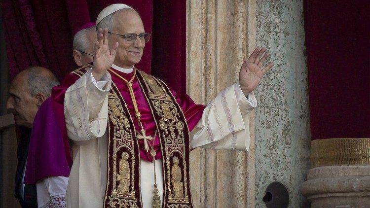 El Papa León XIV en el balcón de la Basílica de San Pedro tras su elección el 8 de mayo de 2025.