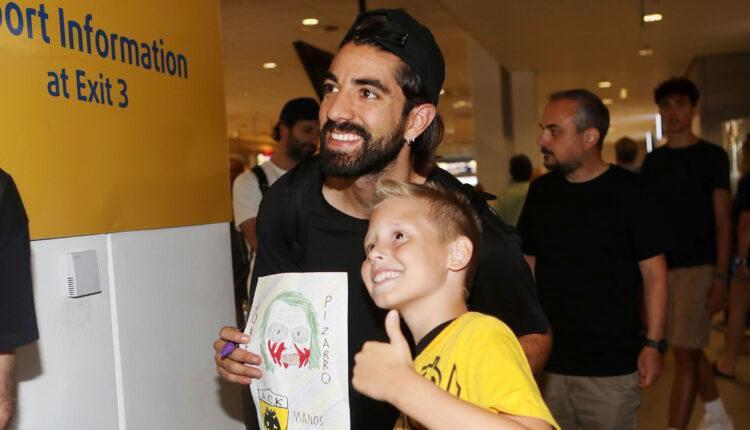 Rodolfo Pizarro llegó a Grecia para reportar con el AEK Atenas