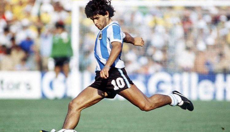 Una camiseta que Diego Armando Maradona usó en su debut en España 1982 será subastada.