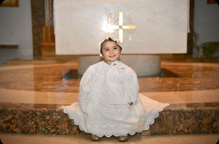 Recibe Evangeline Gastélum Caro las aguas del bautismo