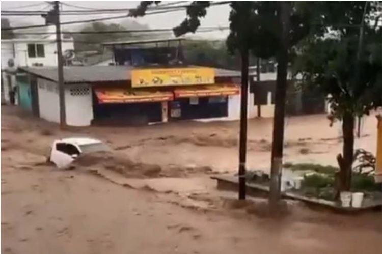 $!Imágenes de las severas inundaciones en Lázaro Cárdenas, Michoacán, por las lluvias torrenciales que dejó el huracán Enrique, el primero que se forma esta temporada en el Océano Pacífico.