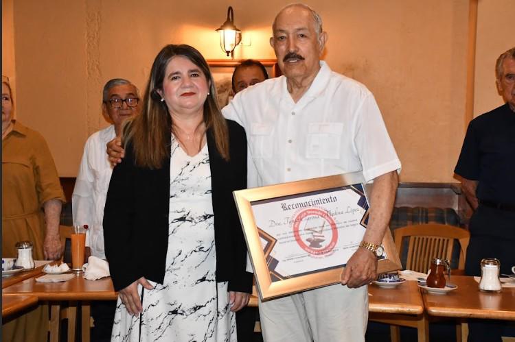 $!Tania Clarissa Media López también recibe un galardón.