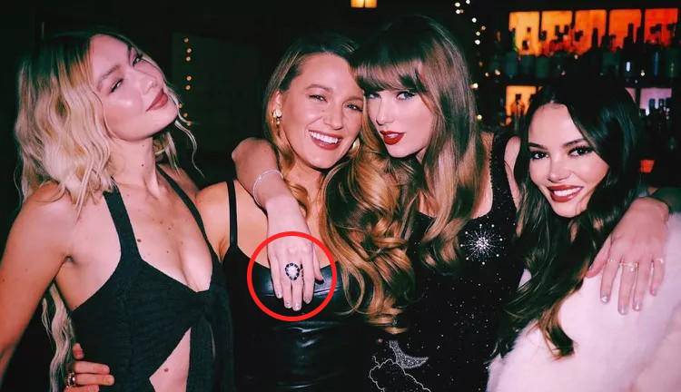 Señalan fans que Taylor Swift recibió un costoso anillo de parte de su novio Travis Kelce