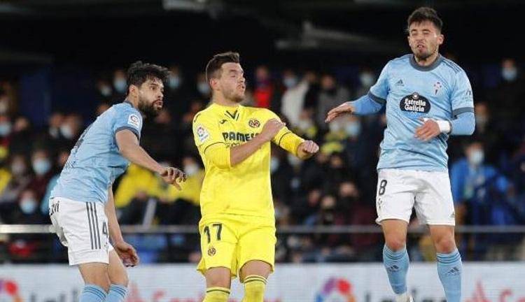 Néstor Araujo (izq.) jugó todo el partido.