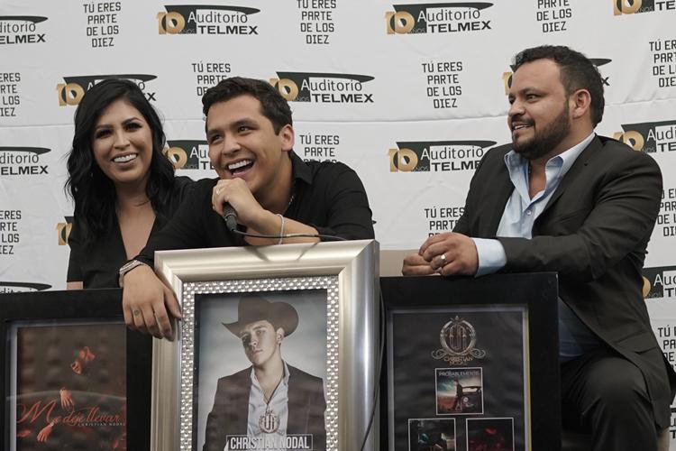 Demanda Universal Music a papás de Christian Nodal por supuesto fraude