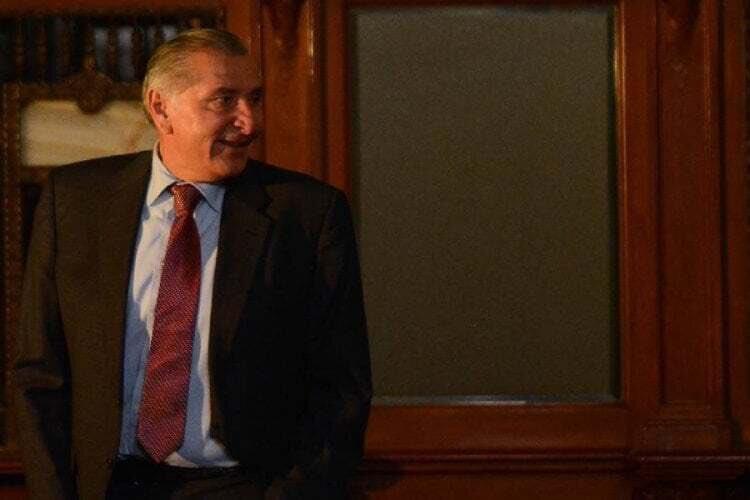Adán Augusto entrega carta de renuncia a la Segob llena de halagos para AMLO