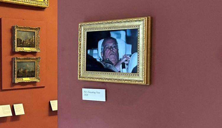 La foto del ex príncipe Andrés fue colocada en el Louvre luego de su arresto.