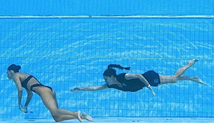 Entrenadora salva a nadadora que se desmaya en la piscina