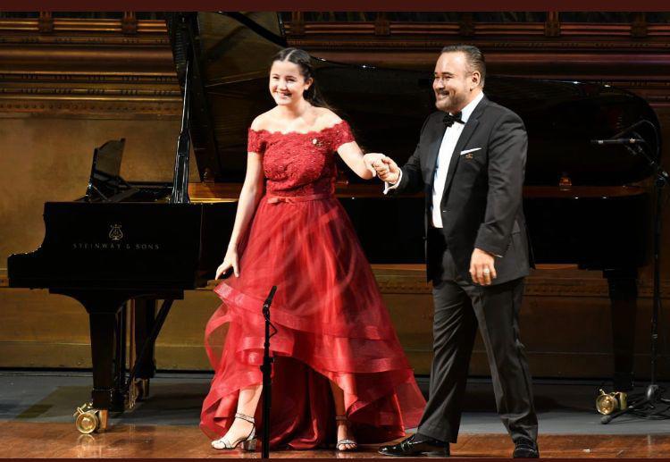 $!María Hanneman Vera junto a Javier Camarena.