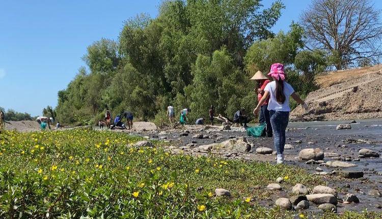 La jornada de limpieza del Río Presidio se llevó cabo por una iniciativa de Conselva para conmemorar el Día de la Acción por los Ríos .