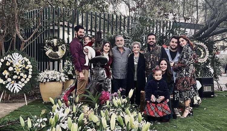 Vicente Fernández Jr. y doña Cuquita posan junto a su familia, en el lugar donde posan los restos de Vicente Fernández.