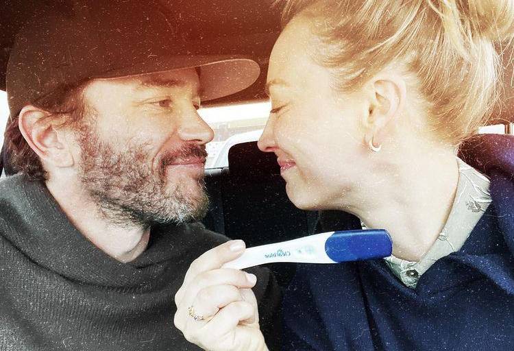 Espera Kaley Cuoco a su primer hijo con Tom Pelphrey