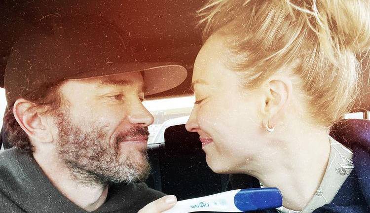 La actriz confirma en redes sociales su embarazo.