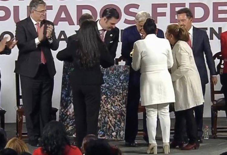 Torruco Jr. se robó los derechos de la famosa FOTO de AMLO en la marcha, acusa autor