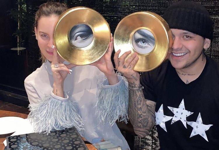 Christian Nodal y Belinda recibieron un curioso regalo de aniversario de Cristy Nodal