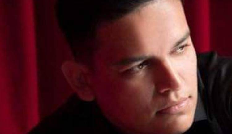 Álex de León, joven cantante y compositor de 28 años y originario de Monterrey, Nuevo León, será la nueva voz de Banda Los Mazatlecos.