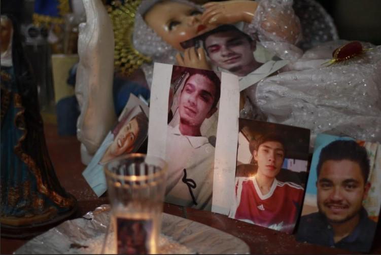 $!Altar con veladores y fotografías de los jóvenes desaparecidos colocado en la casa de la familia de Alan, con el que piden su pronto regreso.