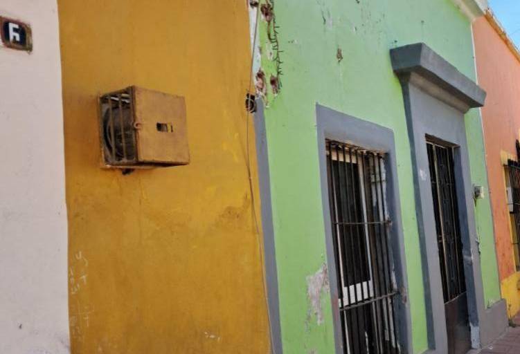 Vecinos del callejón 22 de Diciembre, en Rosario, denuncian que alumnas vandalizaron una luminaria