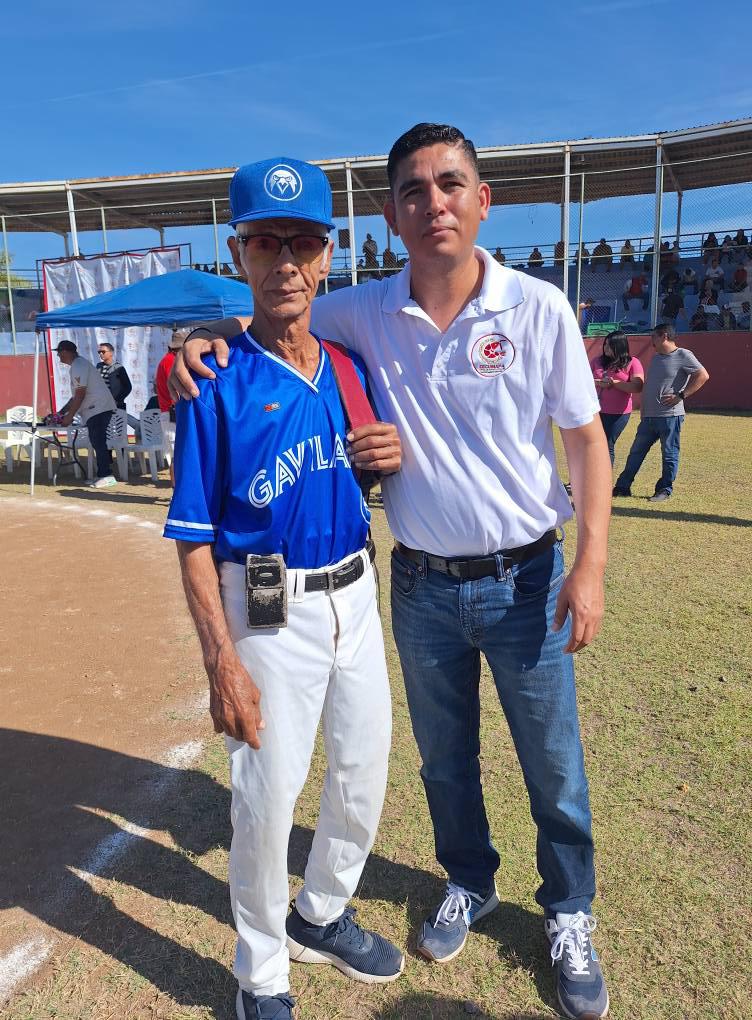 $!Adrián Ulises Hernández lanza la primera bola en inauguración de Ligas de Beisbol de Escuinapa