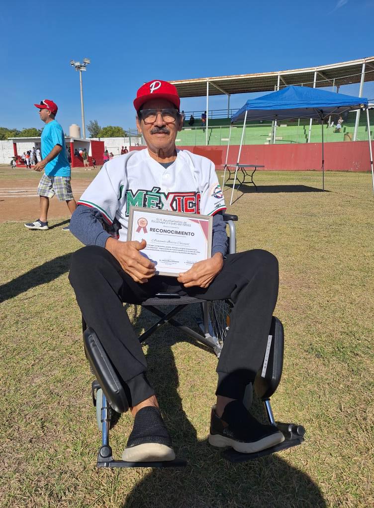 $!Adrián Ulises Hernández lanza la primera bola en inauguración de Ligas de Beisbol de Escuinapa