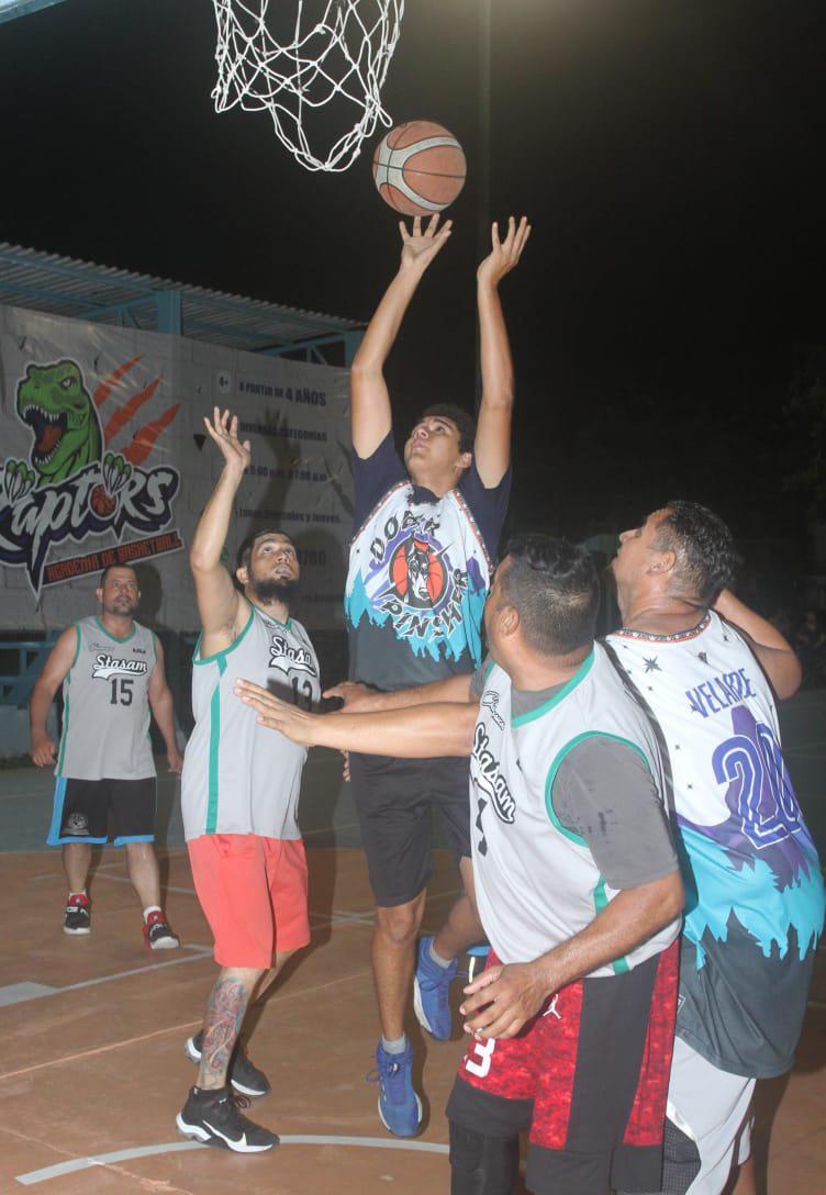 $!Chavorrucos empareja su serie ante Dober Punisher, en el baloncesto de Casa Hogar