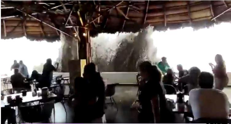 $!El momento en que una ola irrumpe en el Restaurante Puerto Café, en Manzanillo, Colima, por los efectos del Huracán Enrique.