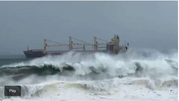El Huracán Enrique genera fuerte oleaje en su paso por Manzanillo, Colima.