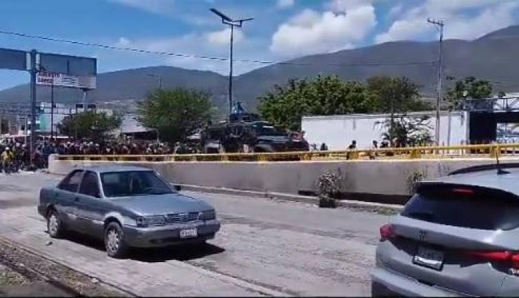 Movilización de transportistas en Guerrero que hasta despojaron de un vehículo oficial.