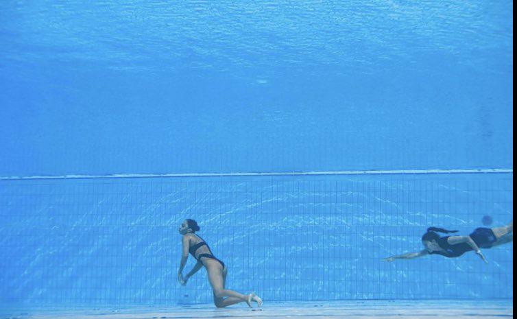 $!Entrenadora salva a nadadora que se desmaya en la piscina