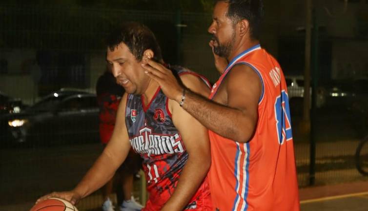 La ronda de postemporada de la Liga de Baloncesto Parque Lineal comenzó con intensidad en la cancha de la avenida Óscar Pérez Escobosa.