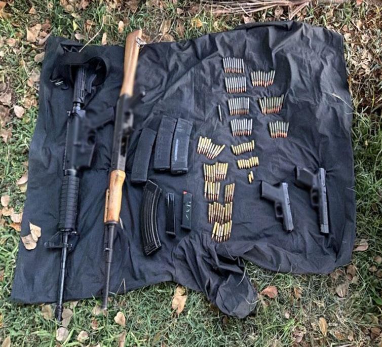 $!Saldo de persecución en Culiacán: 2 armas largas, 2 cortas, 141 cartuchos y auto robado asegurados