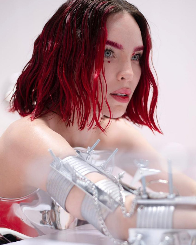 $!La cantante presenta un nuevo look en el video oficial.