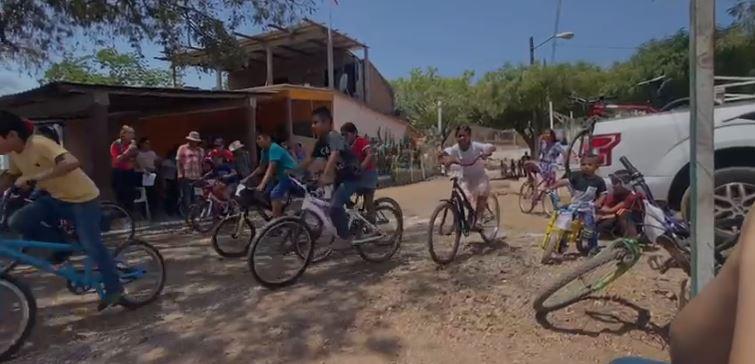$!Fridas en Bici Sinaloa hace felices a las niñas y niños de El Armadillo, en Mazatlán
