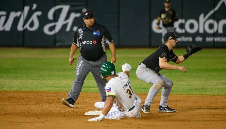 Yasmany Tomás llega a segunda.
