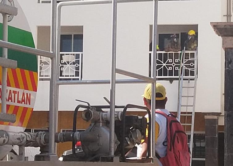 $!Se registra incendio en hotel de la Zona Dorada en Mazatlán; evacuan huéspedes y al personal