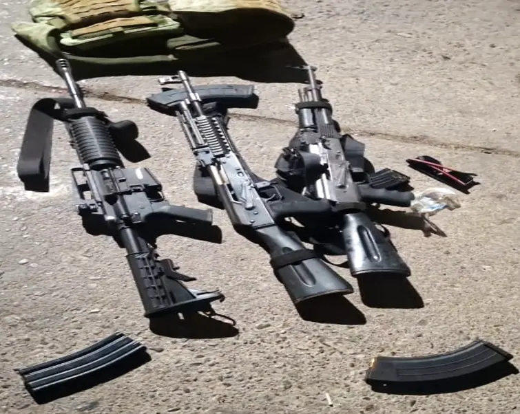 $!Enfrentamiento en Escuinapa deja dos detenidos y arsenal asegurado tras persecución militar