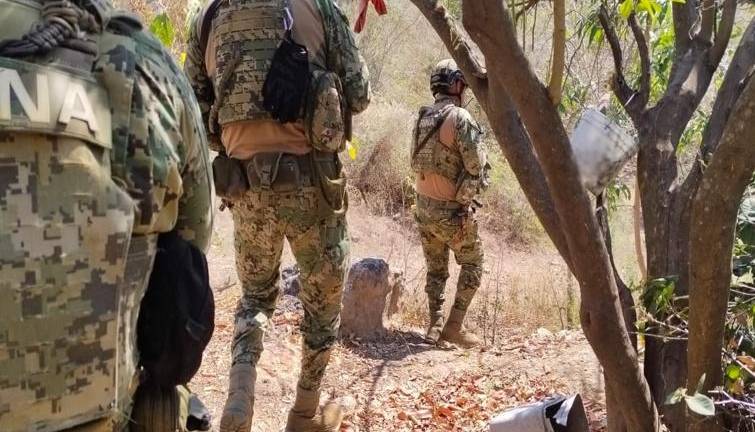 Autoridades federales inspeccionan objetos ilícitos y equipo táctico asegurados en el sur del estado.