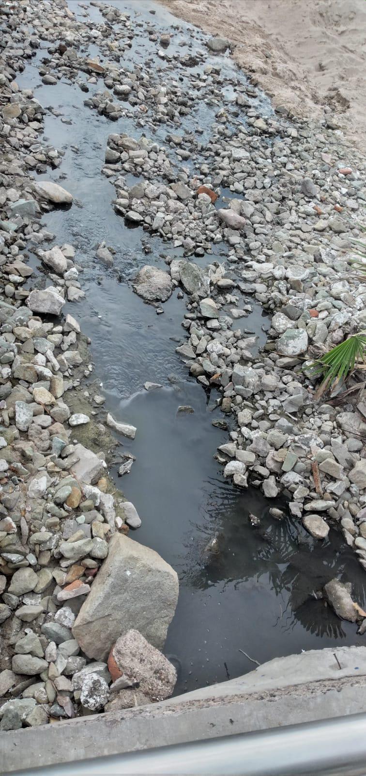 $!Se bañan en playa Los Pinitos en medio de descargas de aguas negras, en Mazatlán