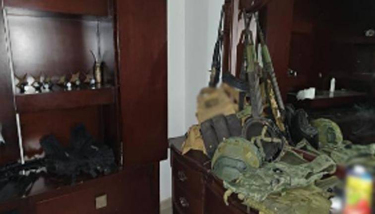 Autoridades federales aseguraron armas y vehículos tras cateo de un inmueble en La Cruz, Elota.