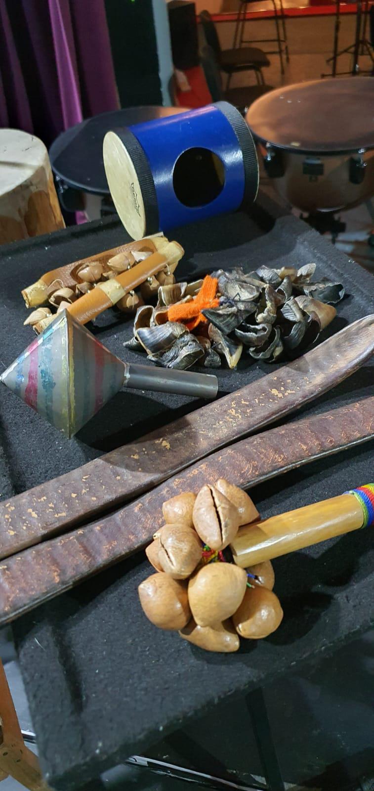 $!Estos son algunos de los instumentos de origen prehispánico que enriquecerán la multiplicidad de efectos sonoros durante la interpretación del concierto Misa Azteca.