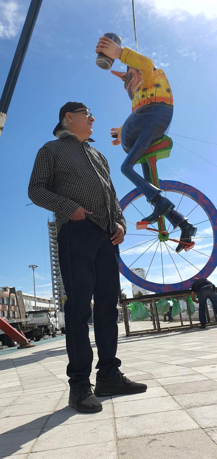 $!‘El Genio Carnavalero’ llegó en monociclo y ya apartó su lugar en pleno malecón de Mazatlán