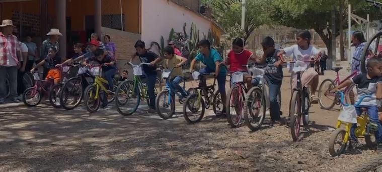 $!Fridas en Bici Sinaloa hace felices a las niñas y niños de El Armadillo, en Mazatlán