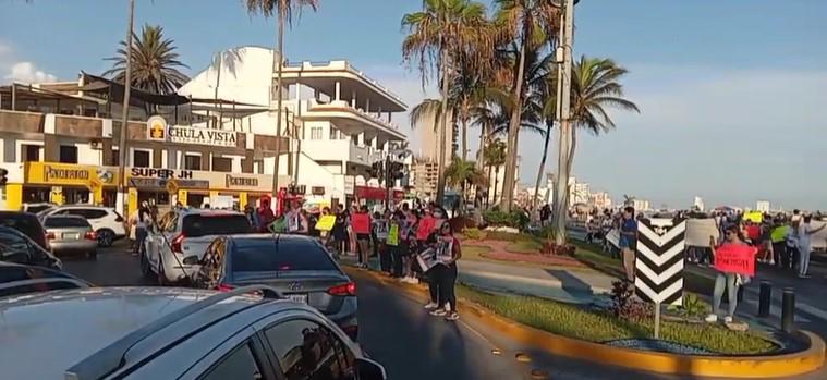 $!Protestan y bloquean Zona Dorada por desaparición de joven Mario Eduardo, en Mazatlán; ni la Fiscal ni el Alcalde los atienden