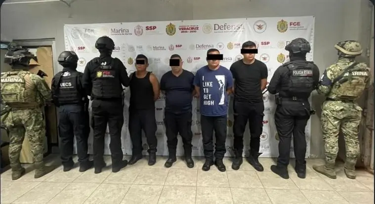 Un comandante y tres elementos de la Policía Municipal de Ixhuatlán del Sureste fueron detenidos por el caso de la periodista Roxana Guzmán.